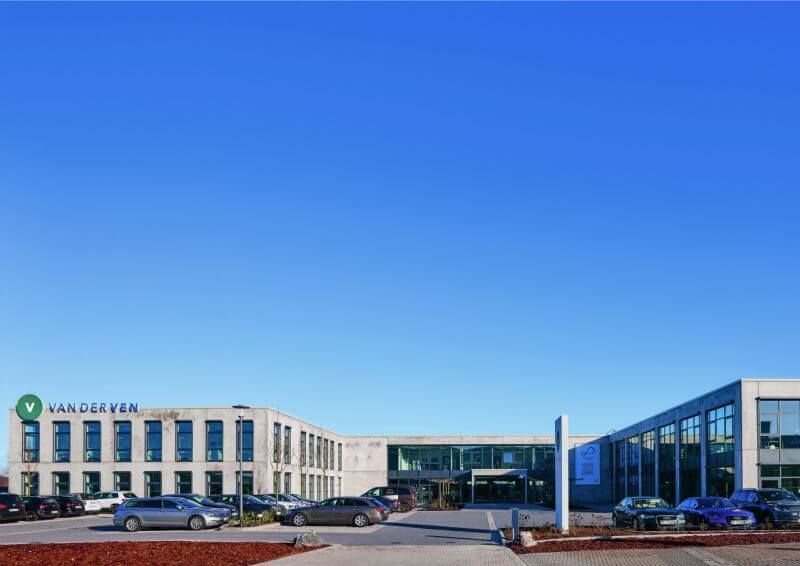 Sichtbetonfassade einer Firmenzentrale in U-Form