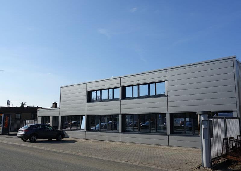 Die neue Fassade mit Fenstern glänzt in der Sonne