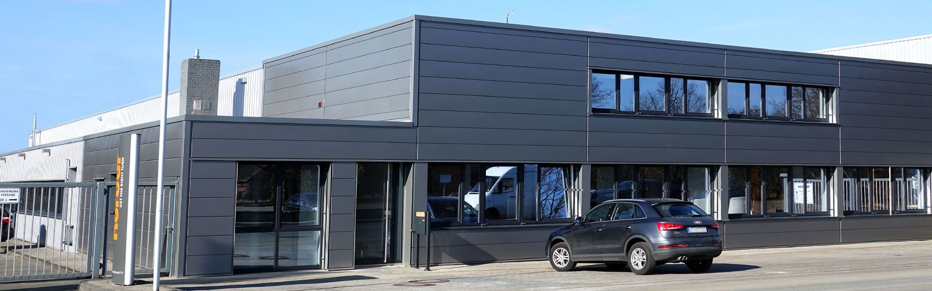 Dies ist das Titelbild unserer Referenzen. Wir haben diese Halle gewählt, weil Sie eine Kombination aus Halle und Büro ist, welche von der Optik außergewöhnlich ist. Eine matte Fassade und Türen, Fenster und Tore in Fassadenfarbe runden das Gesamtbild ab.