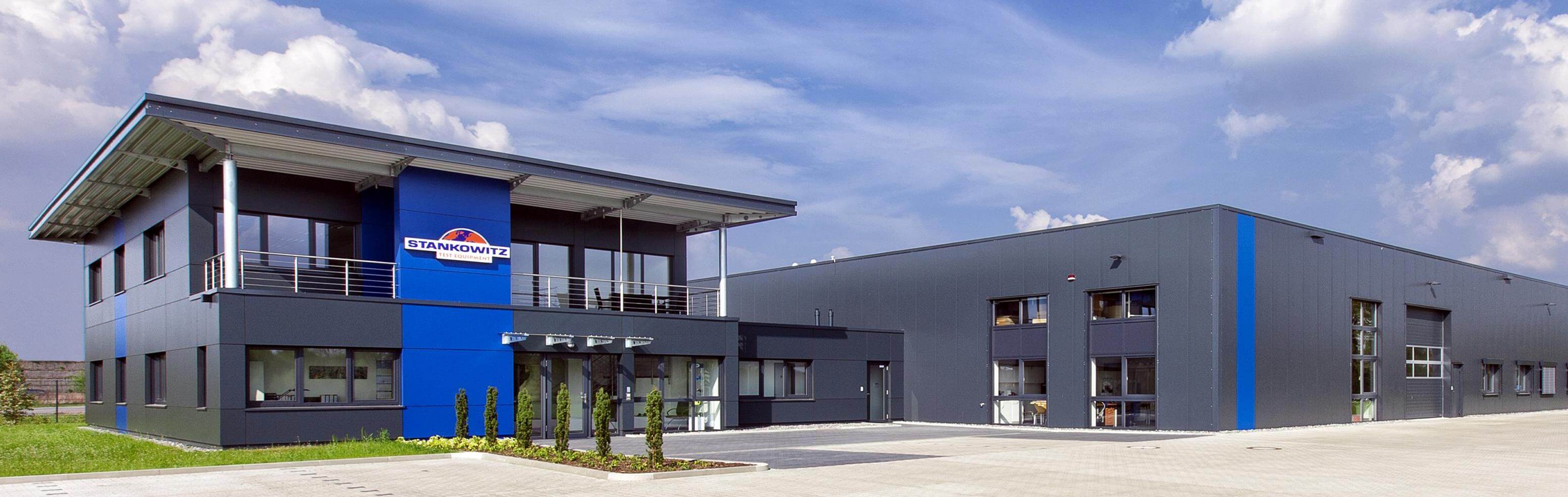 Ein außergewöhnliches Büro mit Dachüberstand und Dachterrasse, Zwischenbau und großer Halle